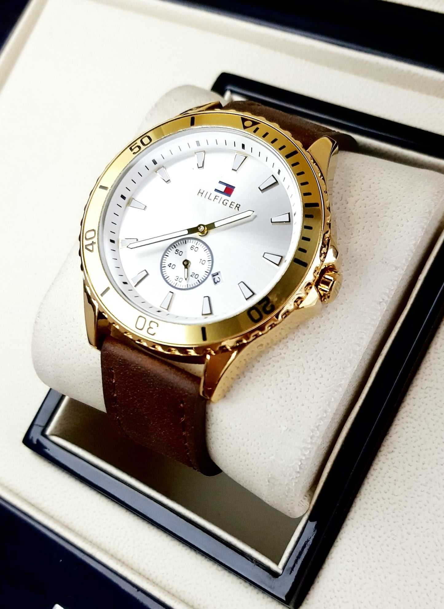 RELOJ TOMMY CUERO