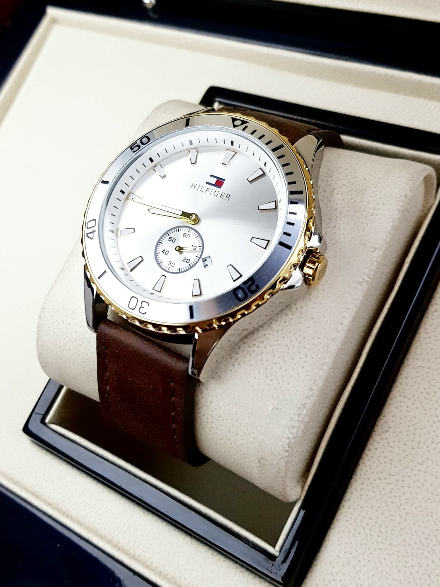 RELOJ TOMMY CUERO