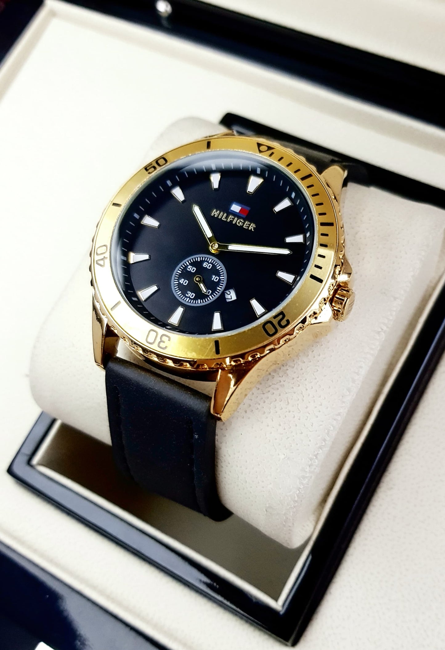 RELOJ TOMMY CUERO