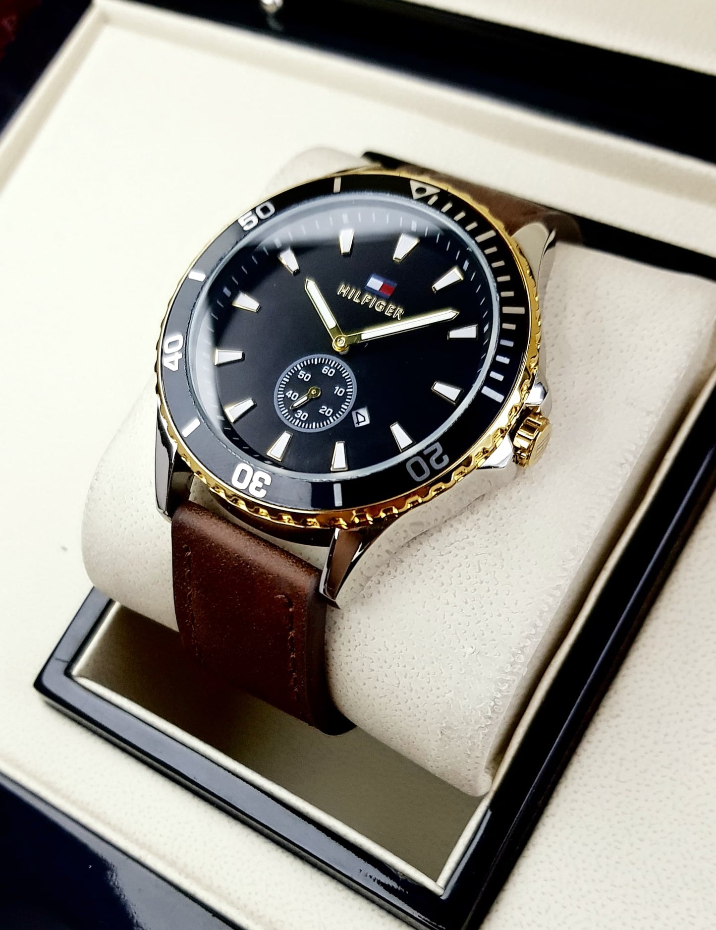 RELOJ TOMMY CUERO