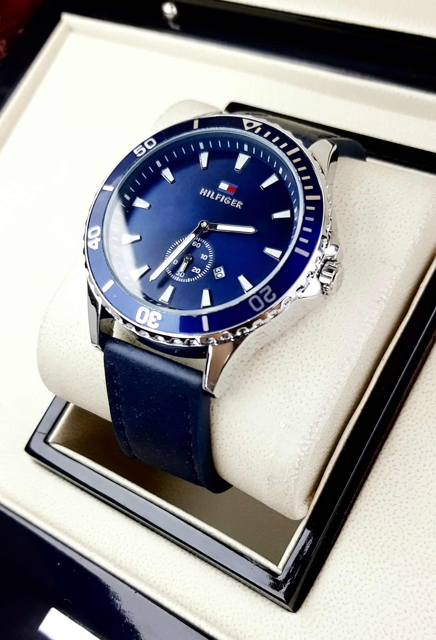 RELOJ TOMMY CUERO