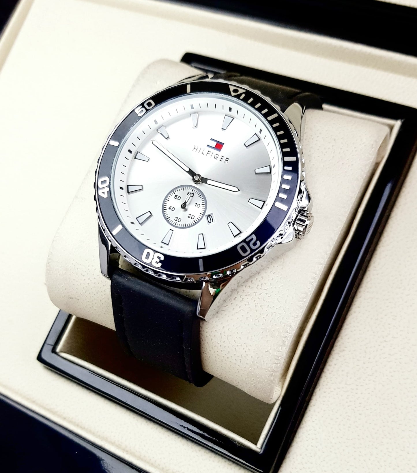 RELOJ TOMMY CUERO